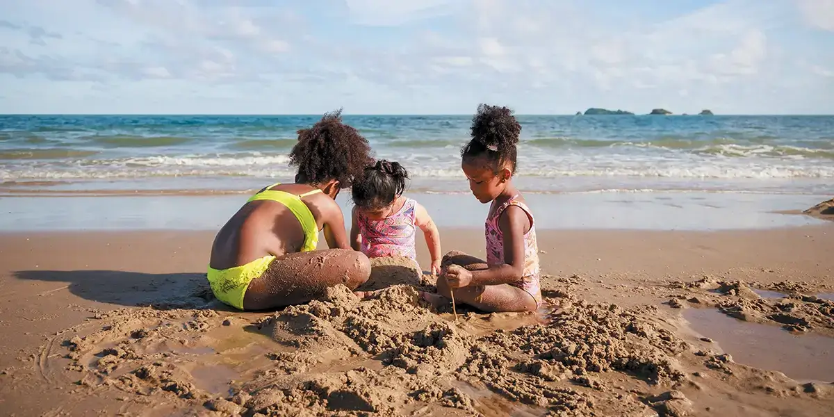 Enfants jouent sur la plage en vacances ancv pas cher avec VTF