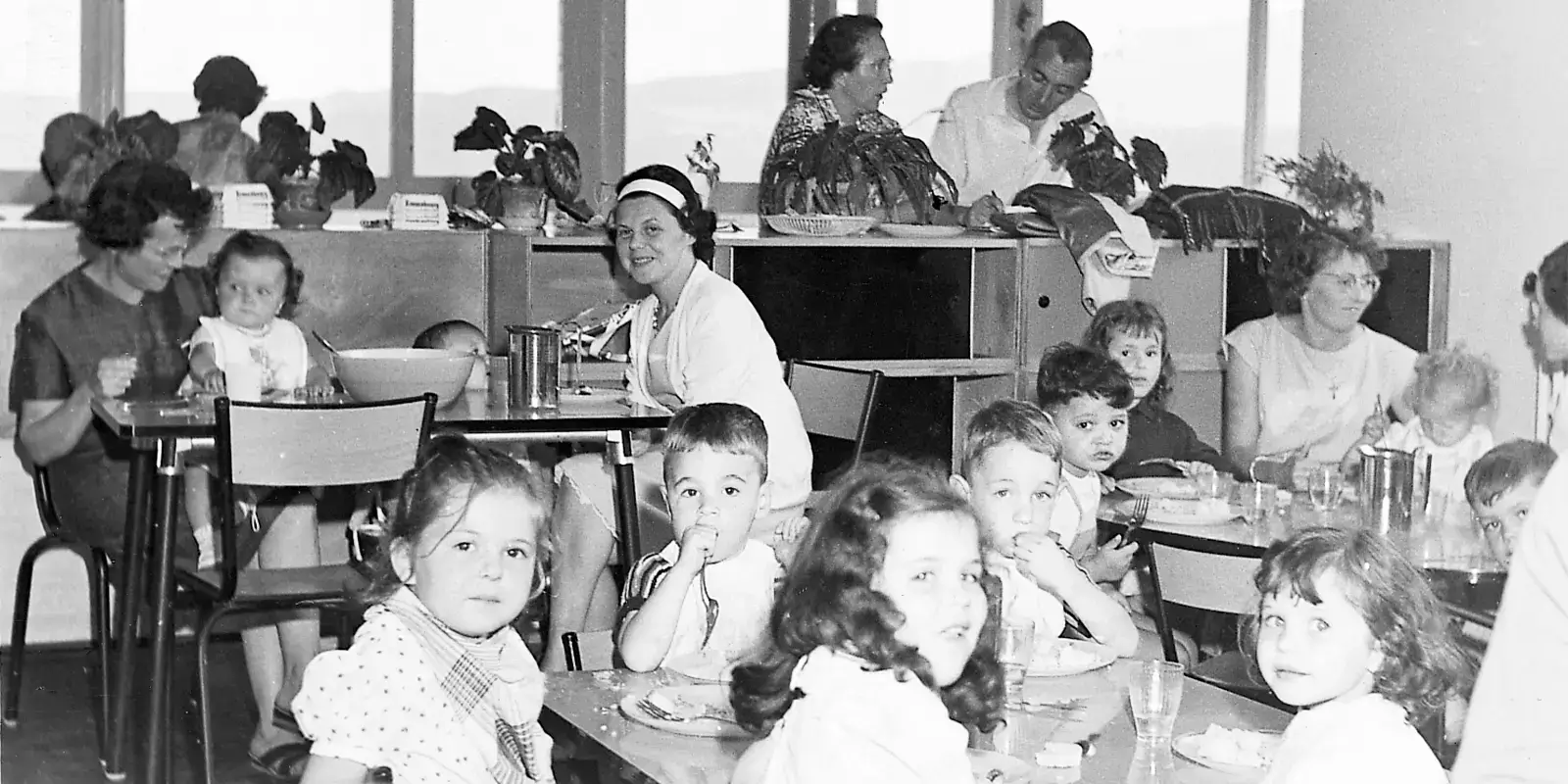Une photo d'époque dans un village vacances VTF montrant des familles dans le restaurant du village