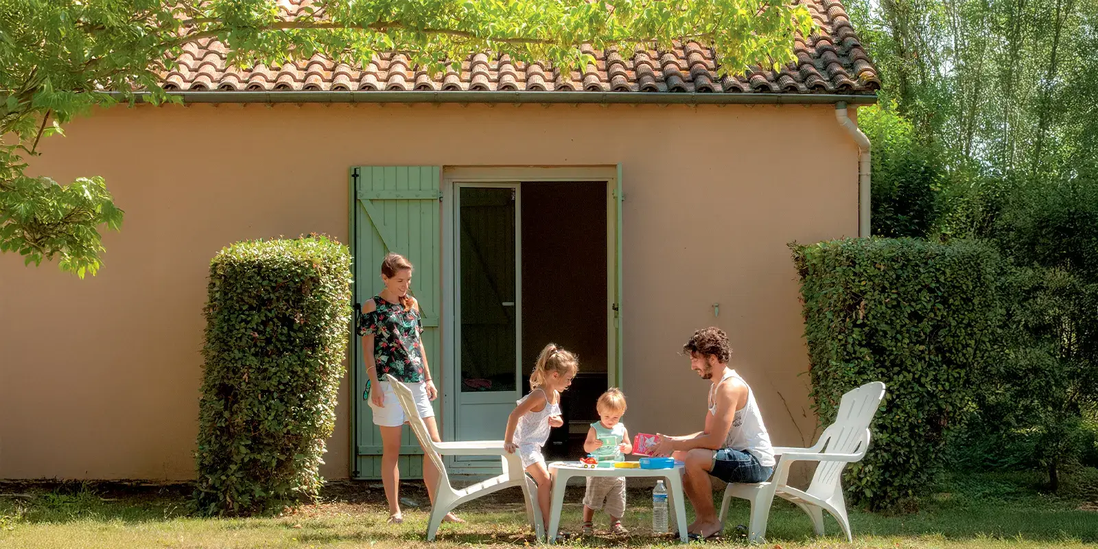 Famille dans le village vacances de Céreste de l'association du tourisme social & solidaire VTF