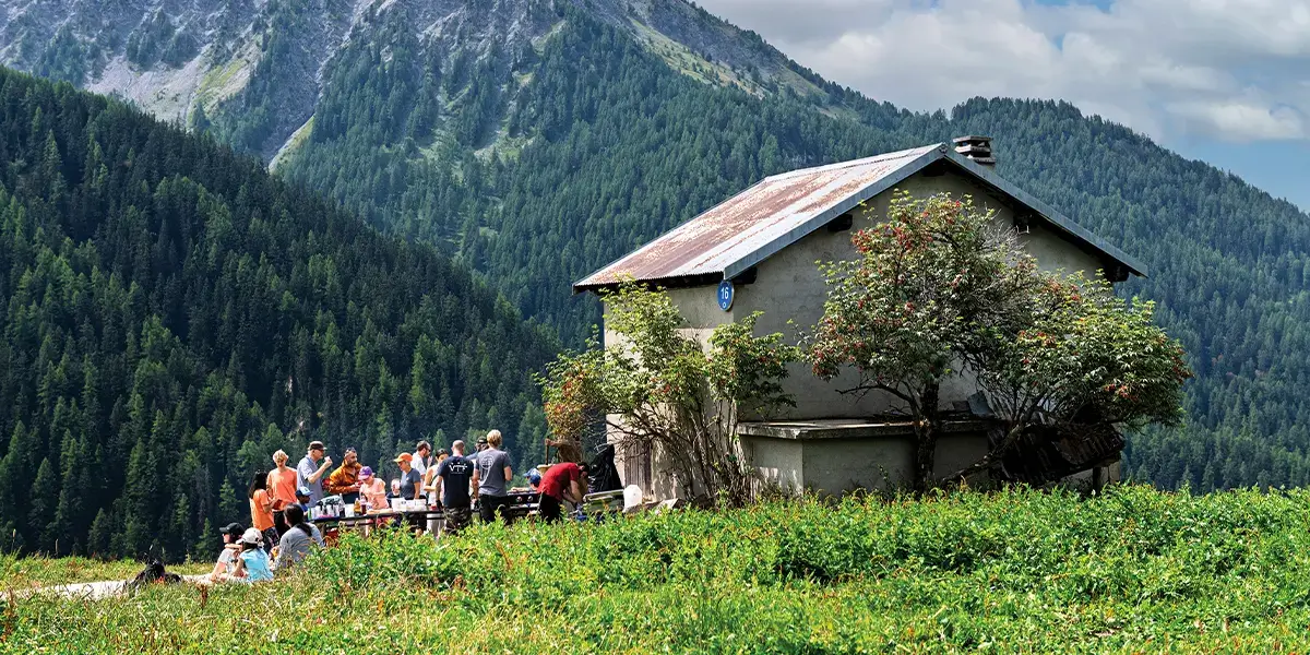 Vacanciers qui mangent leur pique-nique en montagne en location chez VTF
