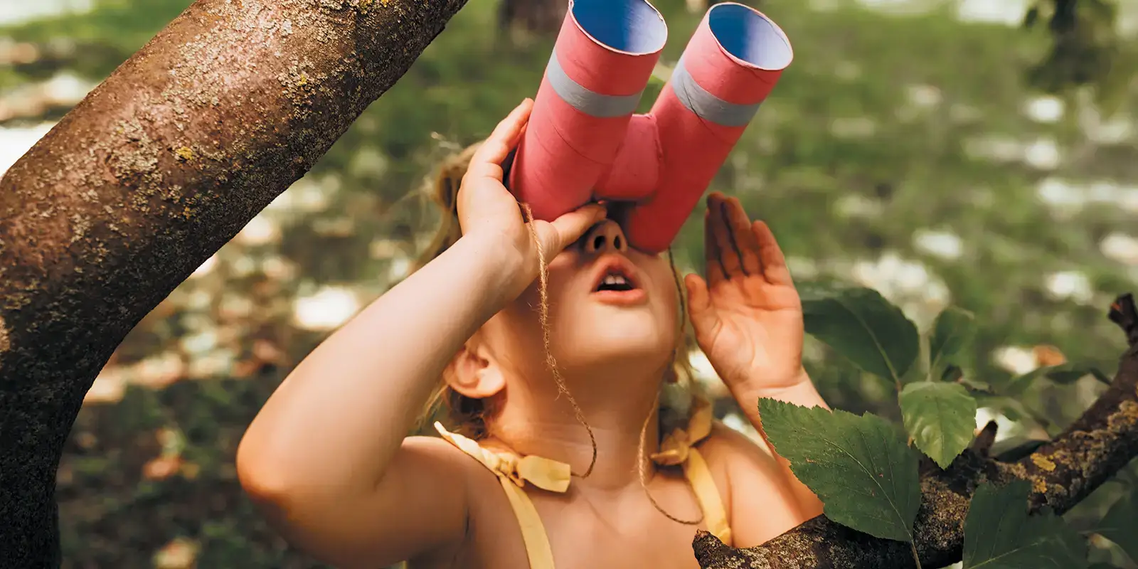 Enfant en vacances pas cher avec VET regarde dans une paire de jumelles