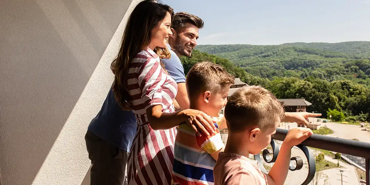 famille sur un balcon en vacances pas cher à la campagne