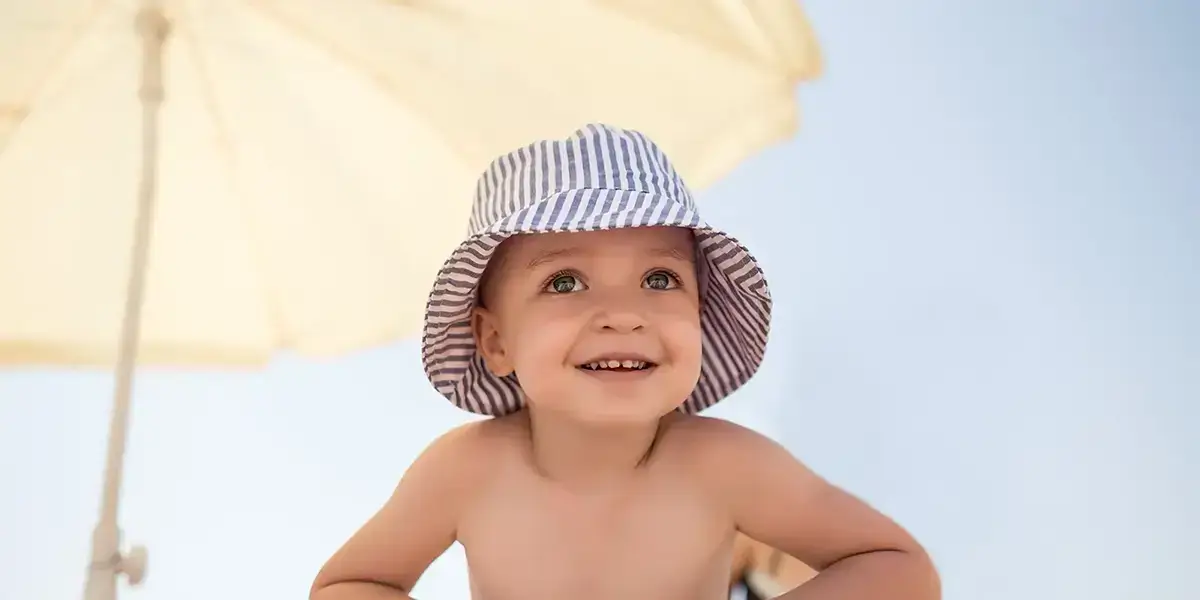 Bébé en vacances VTF à la mer