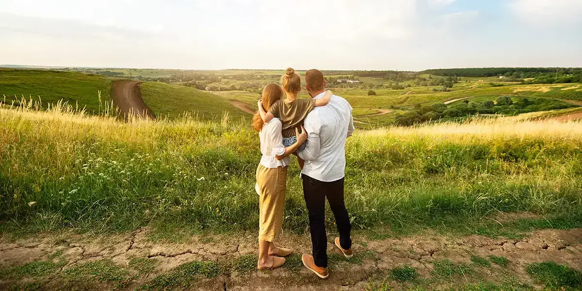 famille avec bébé en vacances à la campagne