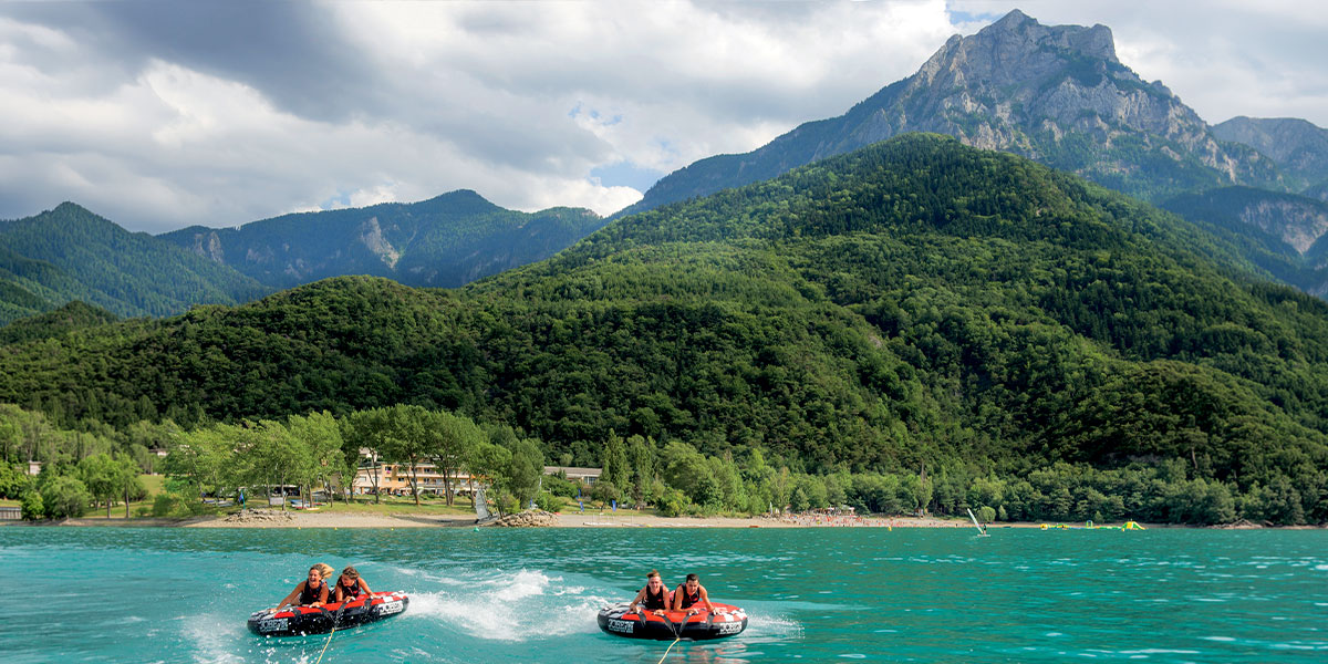 Ados profitent d'activités nautiques sur le lac de Serre Ponçon à côté du village vacances VTF de Savines-le-Lac