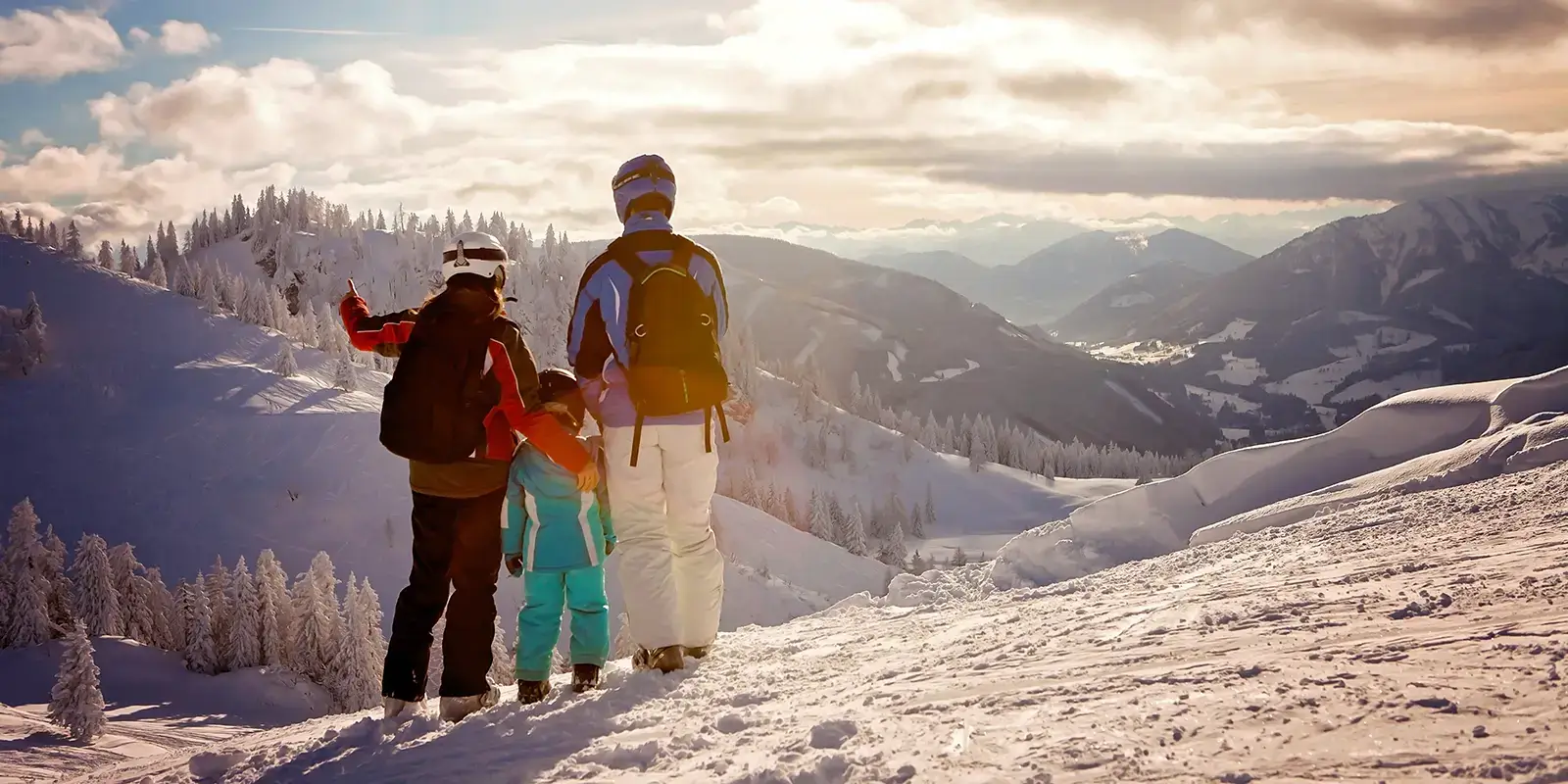 Famille en vacances à la montagne avec VTF