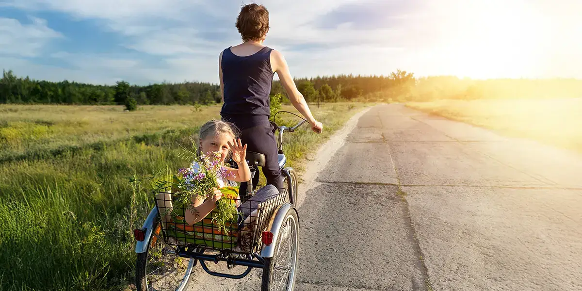 Mère et fille à vélo en vacances à la campagne