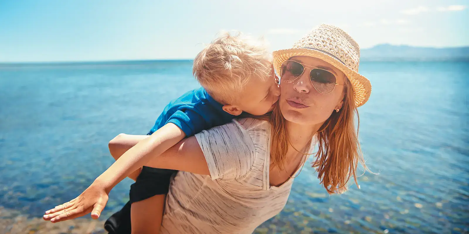 Une mère et son fils en bord de mer