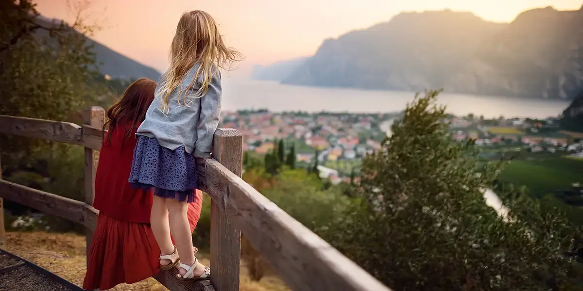Mère et sa fille observant les plus beaux villages de campagnes en vacances avec VTF