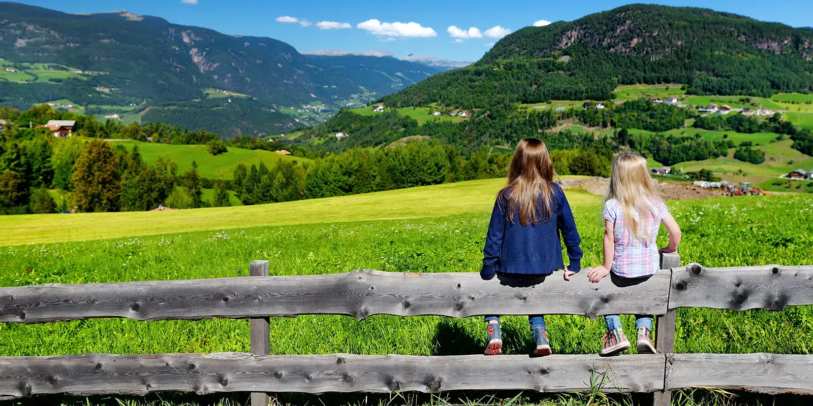 Enfants admirant la campagne en vacances avec VTF
