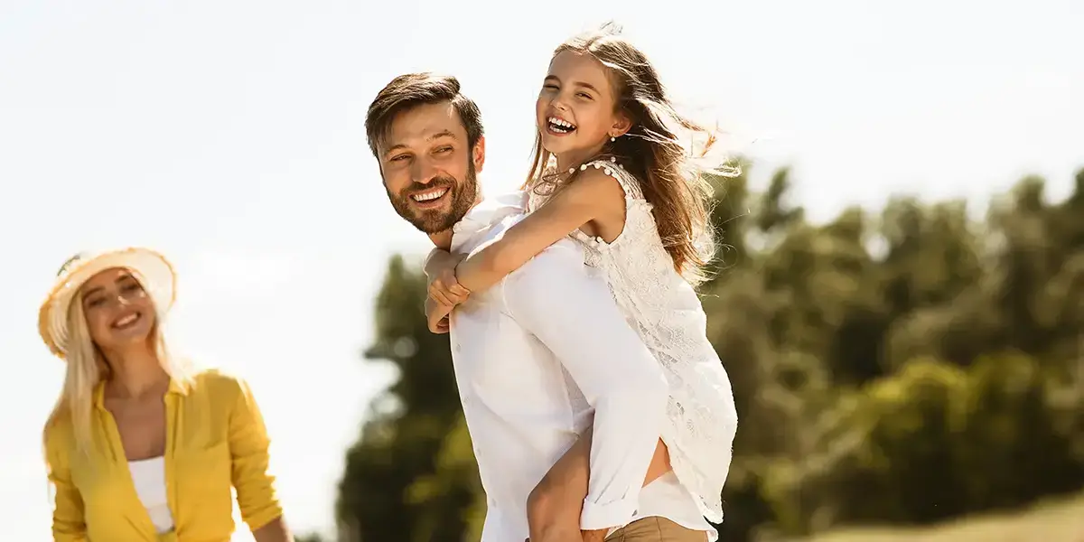 Famille en balade dans les montagnes en vacances d'été avec VTF