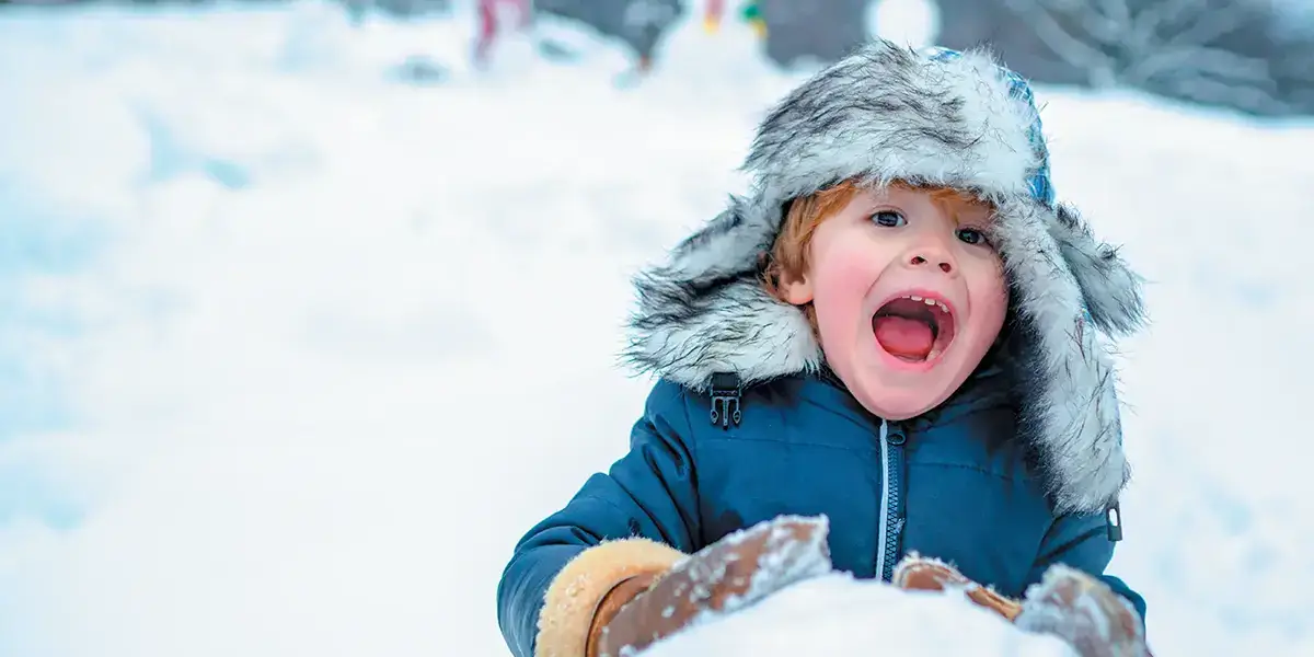 Enfant profitant de la neige en vacances à la montagne avec VTF
