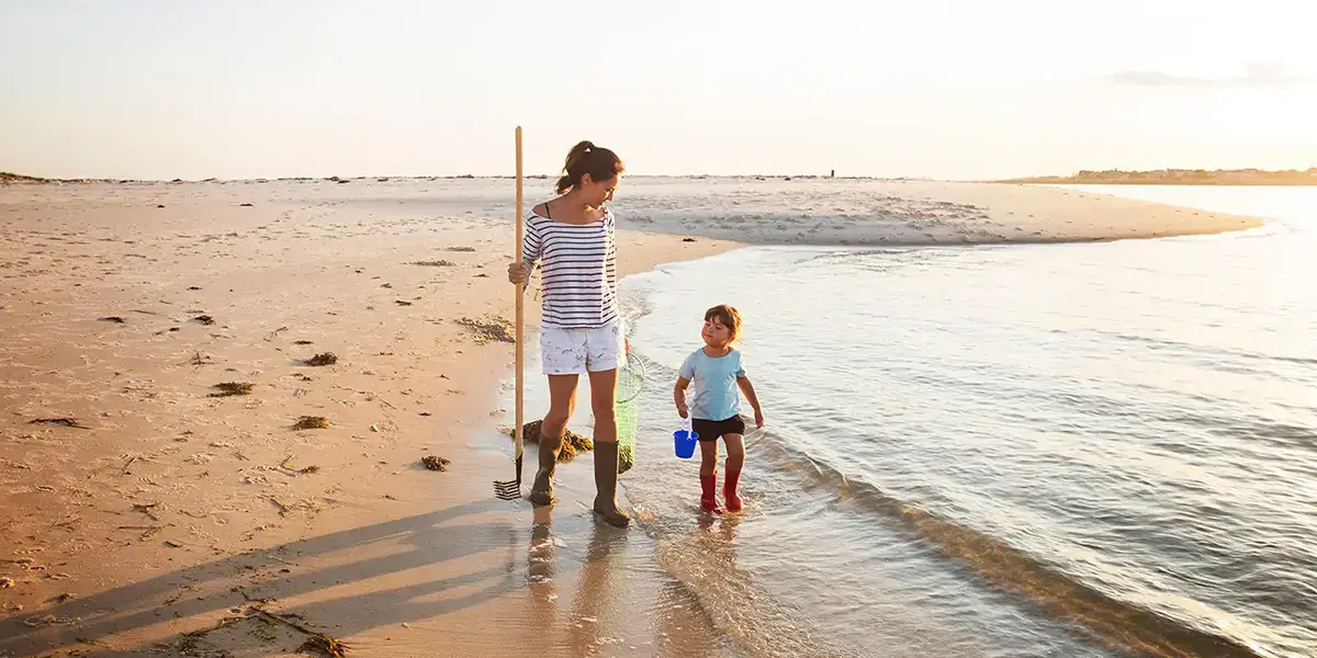 Une mère et son fils marchent sur les plages de la manche