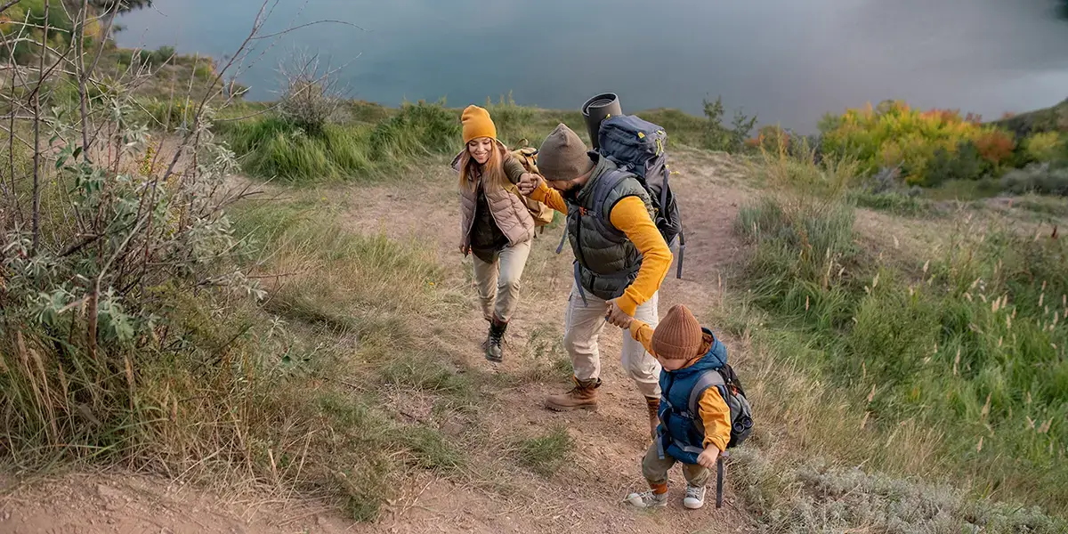 Famille en balade dans les Alpes en vacances avec VTF Les Vacances Très Familles