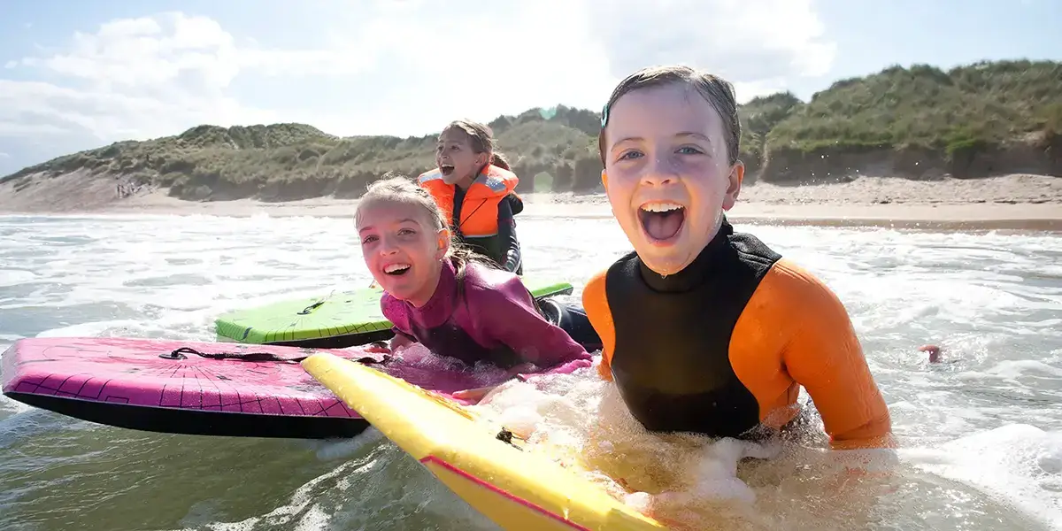 Des enfants jouent dans l'océan