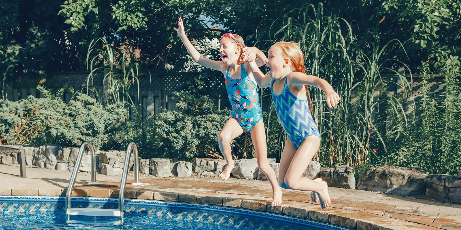 Des enfants qui sautent dans la piscine du village vacances VTF