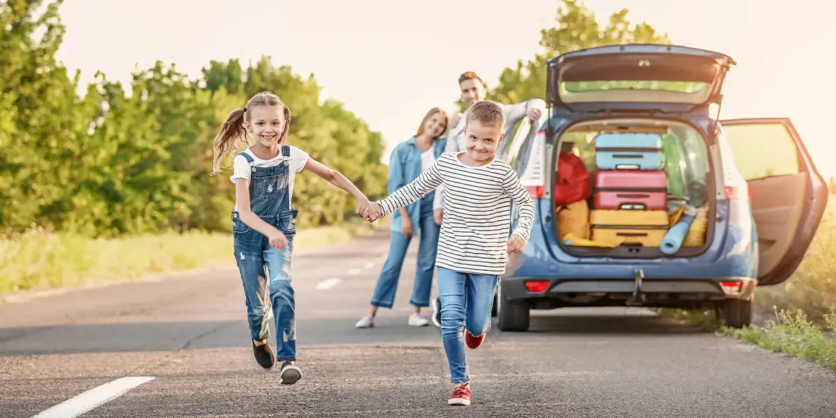 Deux enfants jouent lors d'une pause sur le trajet des vacances