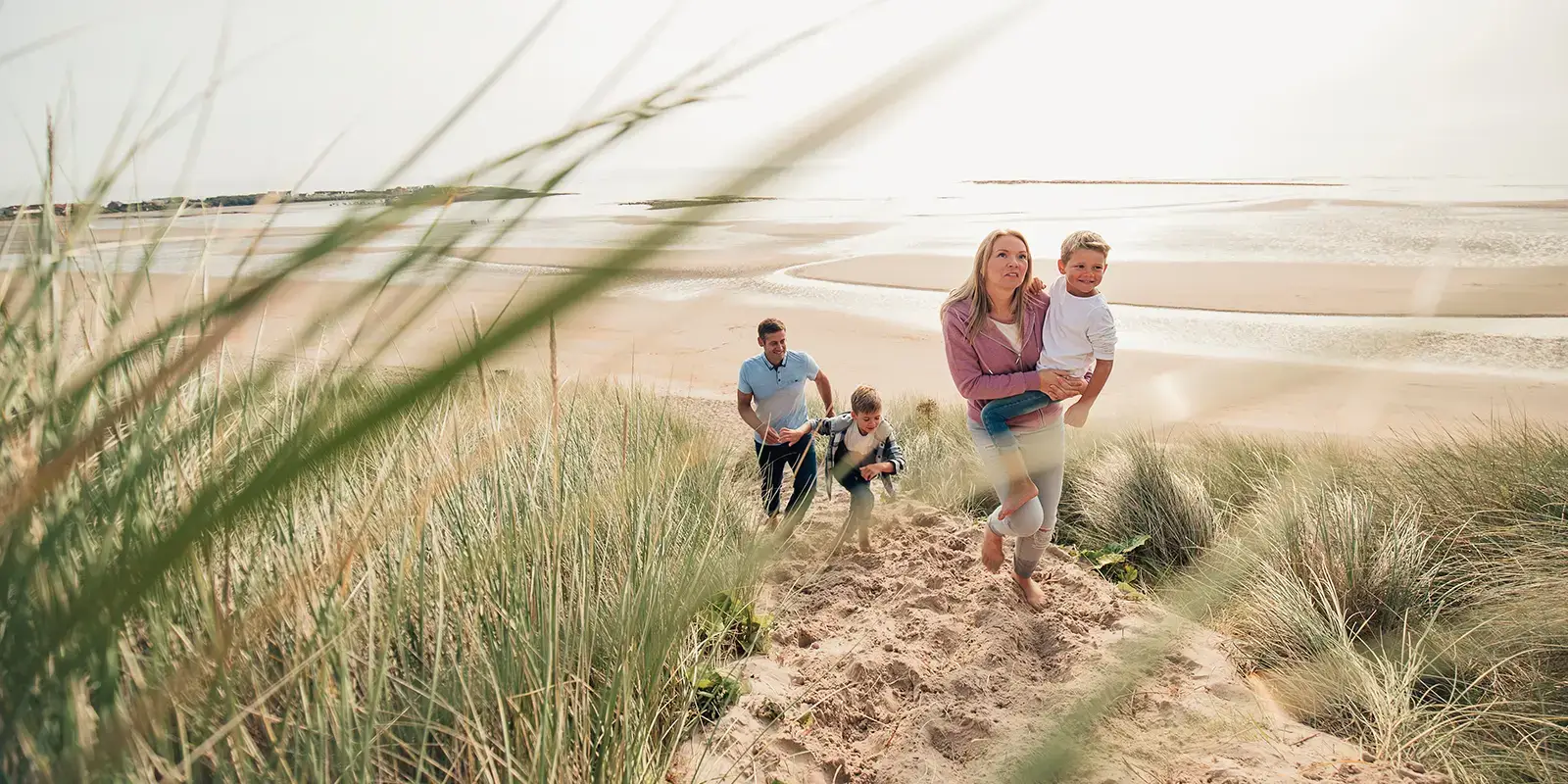 Famille en vacances scolaires sur la plage