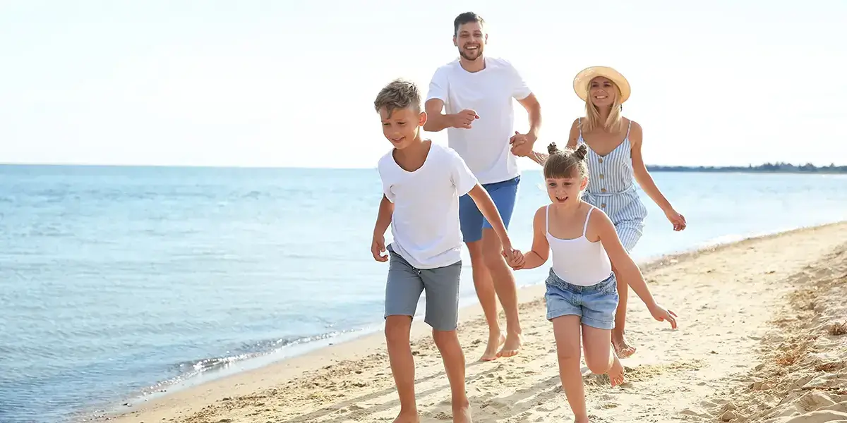 Famille sur la plage en vacances d'été avec VTF