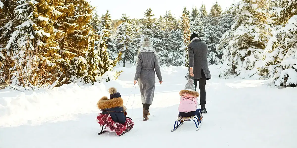Famille dans la neige pendant les vacances d'hiver avec VTF