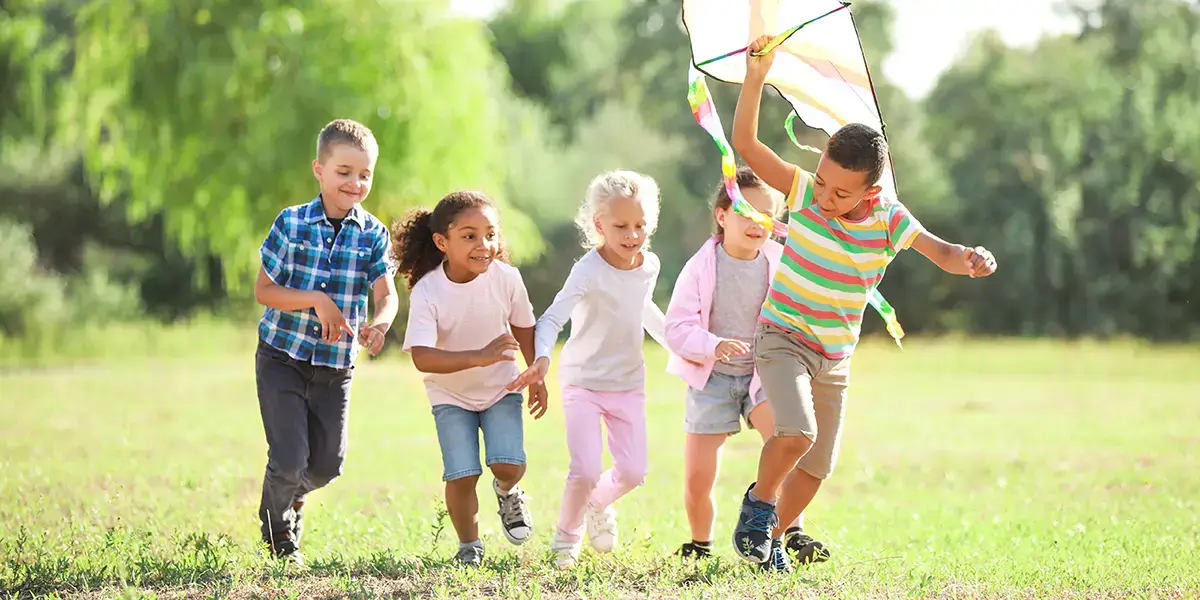 Enfants jouant dans les clubs enfants VTF pendant les vacances de Pâques