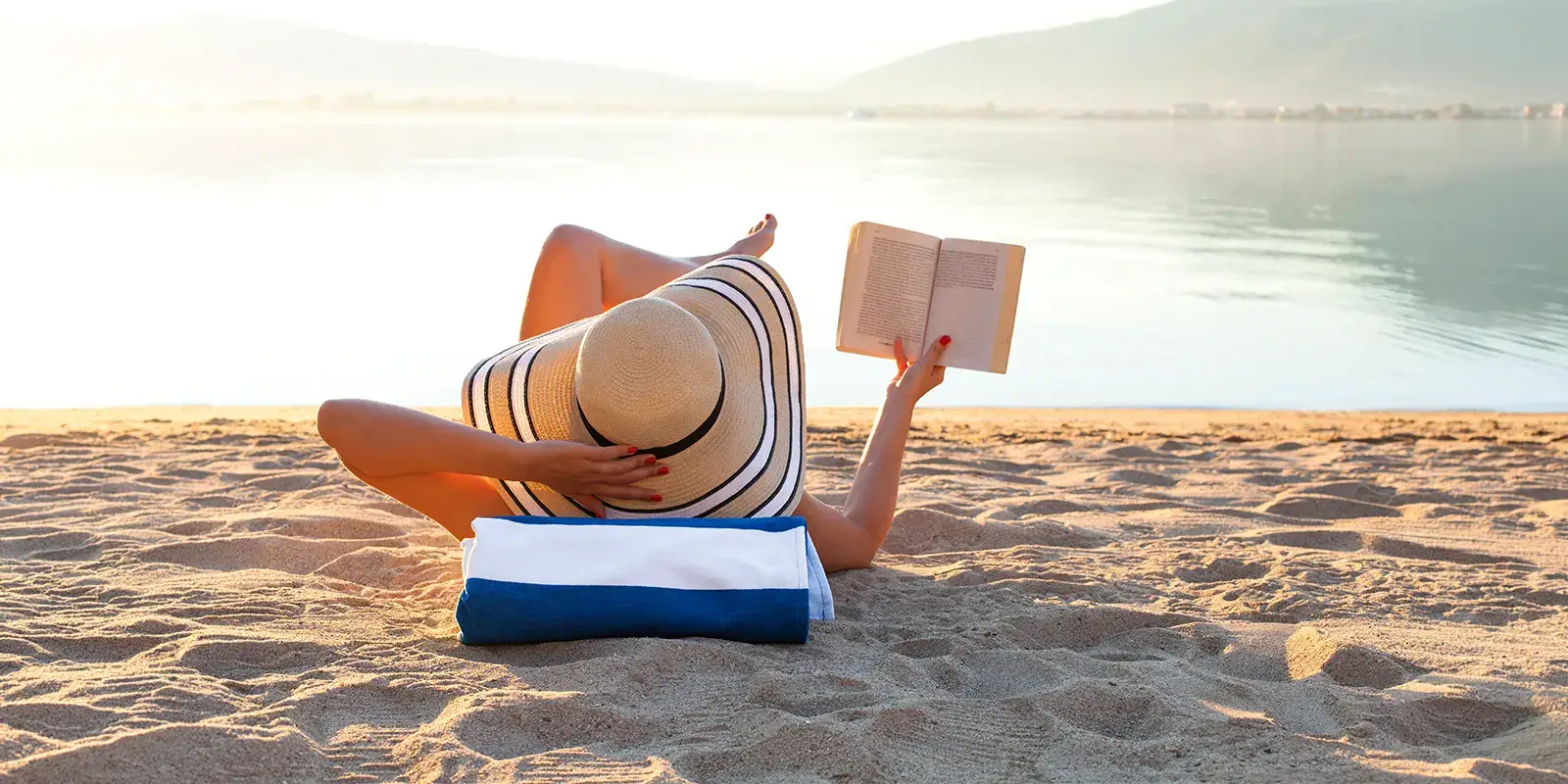 Femme lisant un roman sur la plage en vacances avec VTF