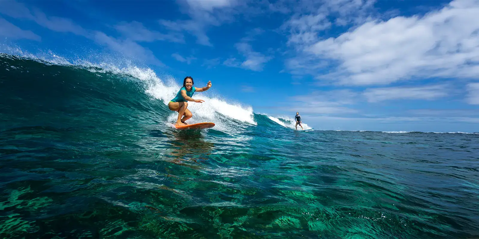 Femme faisant du surf sur la côte atlantique en vacances avec VTF