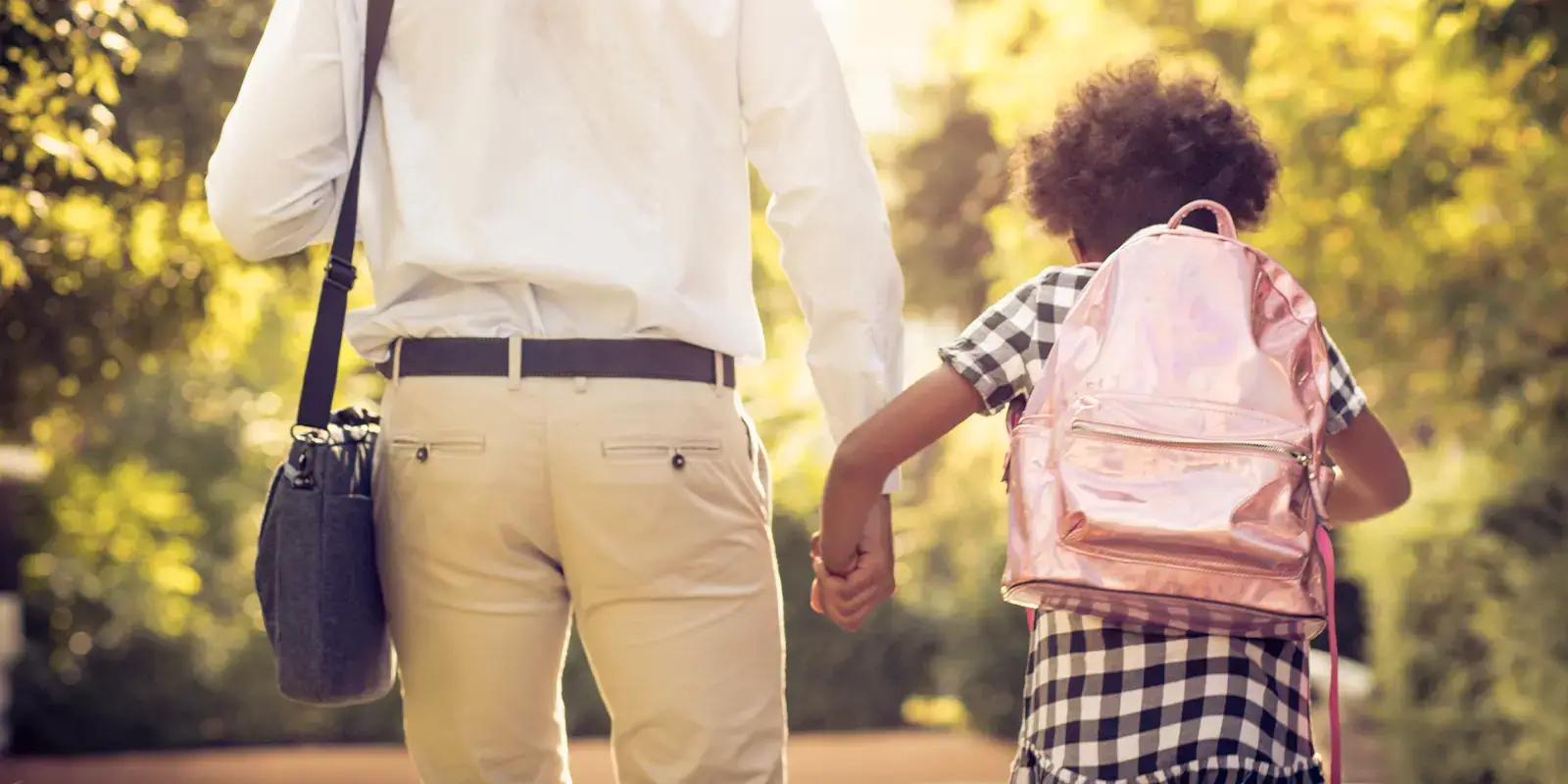 Un père et sa fille à la rentrée après des vacances chez VTF