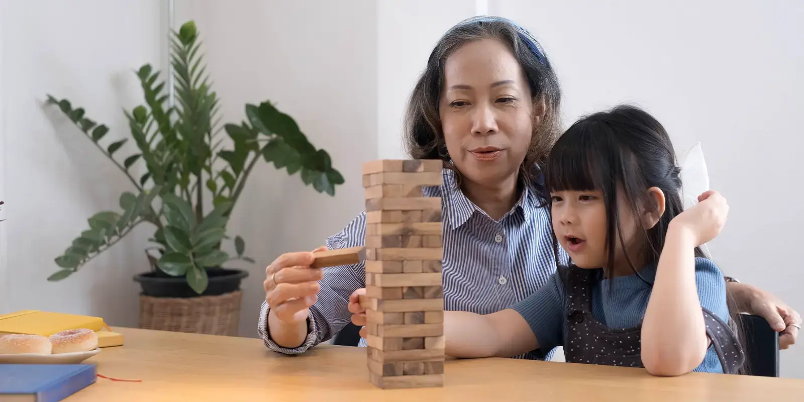 Grand-mère et sa petite fille jouant à des jeux lors d'un jour de pluie en vacances