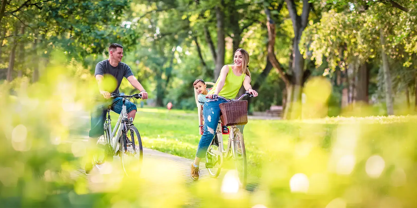 Famille à vélo en vacances avec VTF