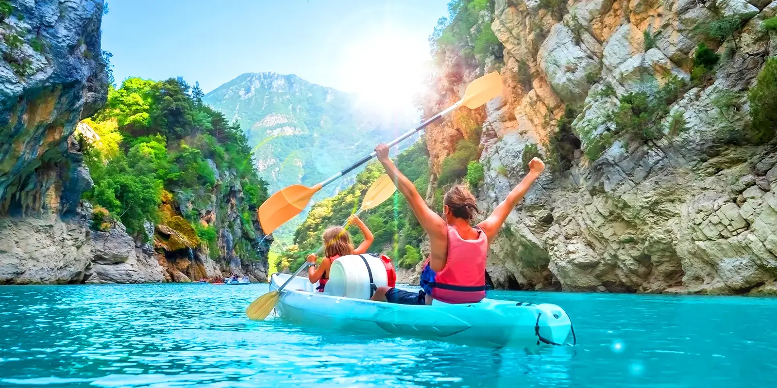 famille en canoë en vacances avec VTF