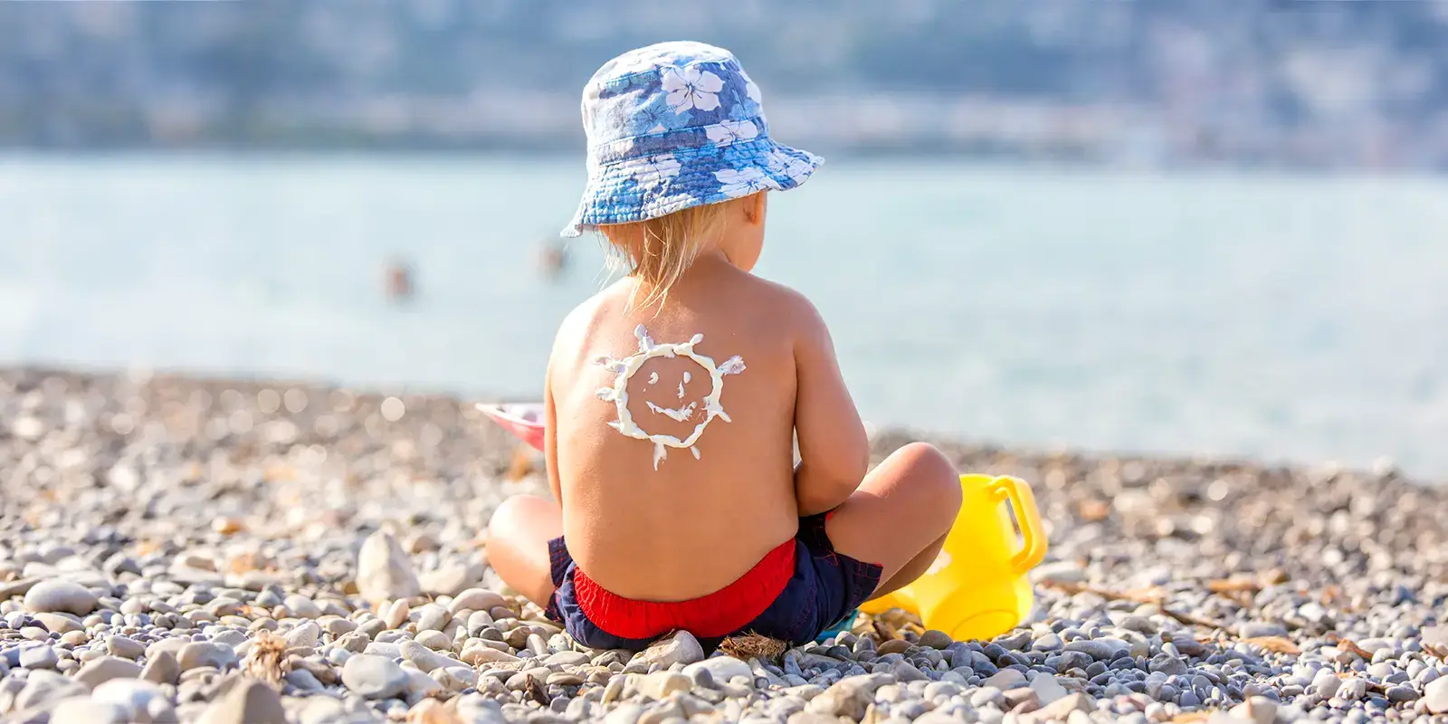 Enfant protégé du soleil sur une plage en vacances avec VTF