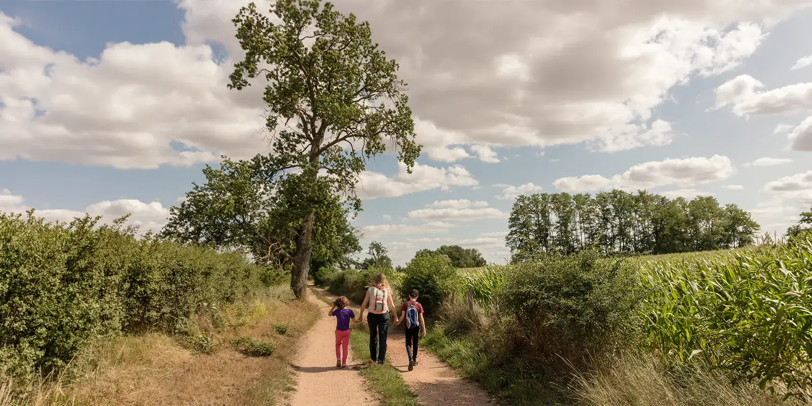 Famille en balade à la campagne en vacances avec VTF