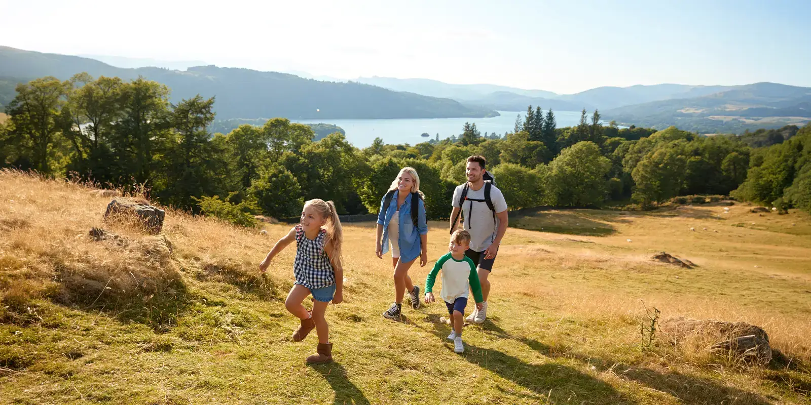 famille en randonnée dans la campagne en vacances avec VTF