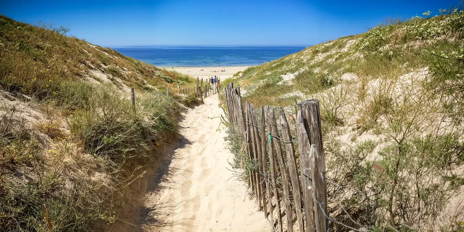 Chemin menant à une plage depuis un village vacances VTF