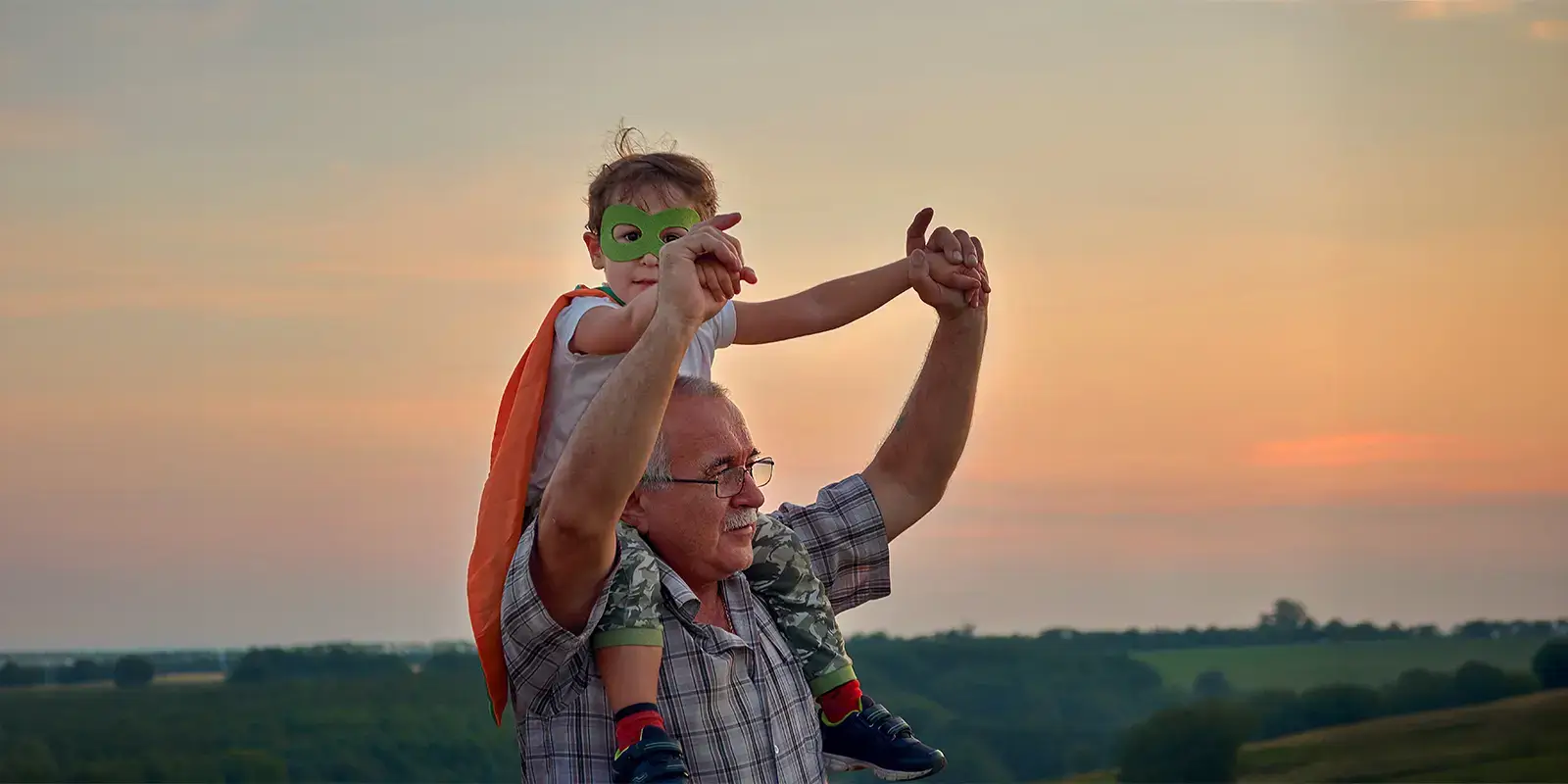 Grand-père joue avec son petit-fils en village vacances VTF
