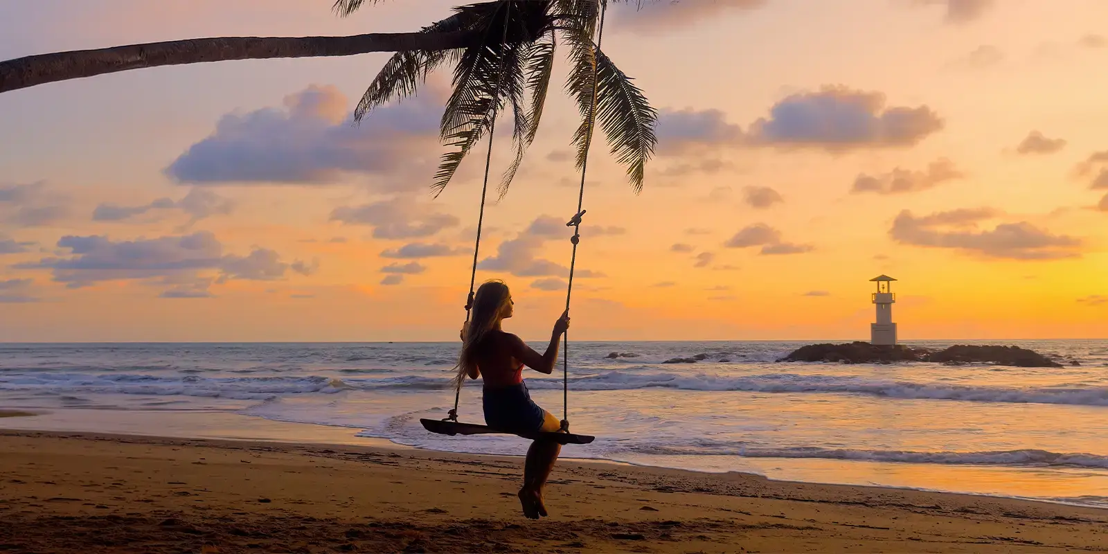 femme profitant d'une plage en vacances hors saison avec VTF