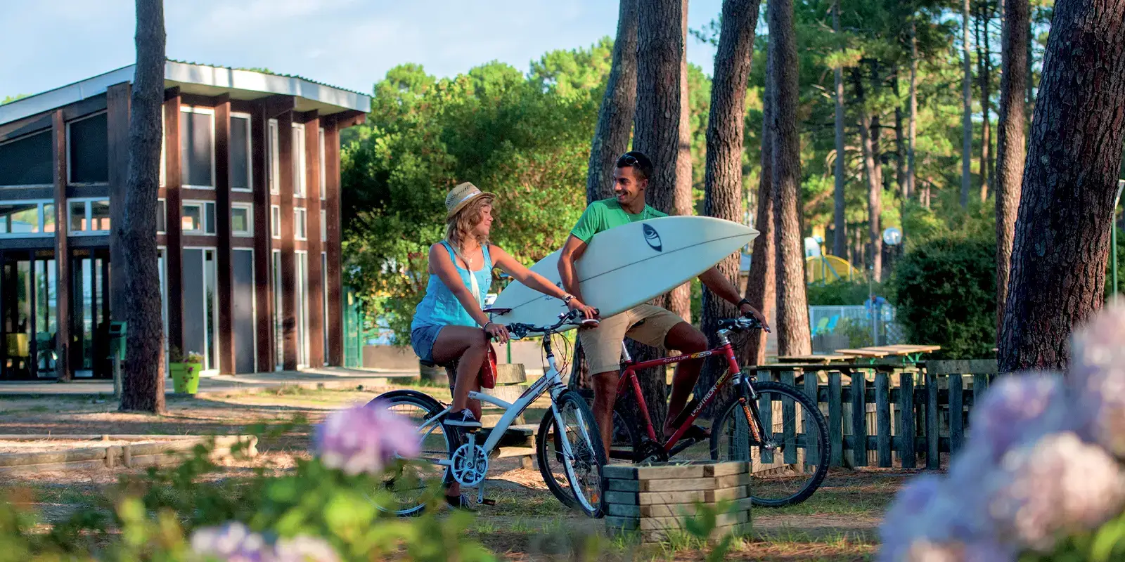 Couple à vélo dans un village vacances VTF de la côte Atlantique
