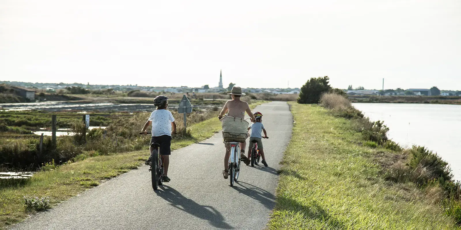 Famille en vacances VTF se balade à vélo