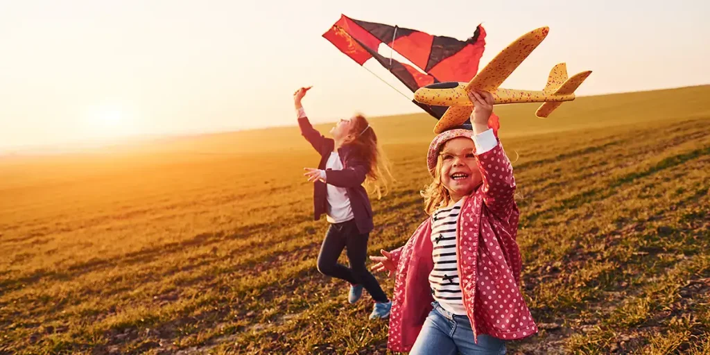 Enfants jouant dans un champs en vacances de la Toussaint 2026 avec VTF