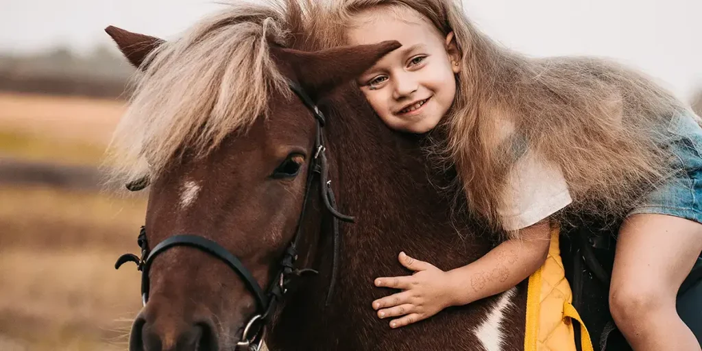 Enfant en activité poney en vacances de la Toussaint 2026 avec VTF