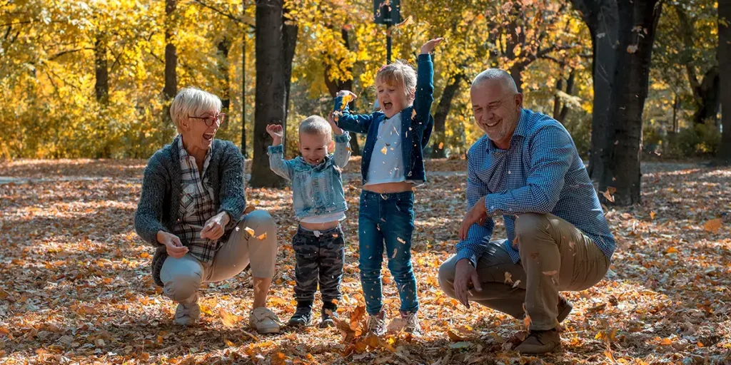 Grands-parents et petits enfants en vacances de la Toussaint 2026 avec VTF Vacances