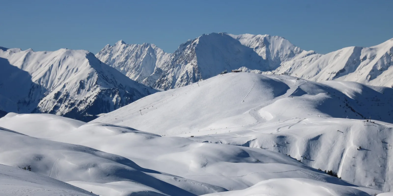 Sommets et pentes enneigés de l'Oisans autour de l'Alpe d'Huez