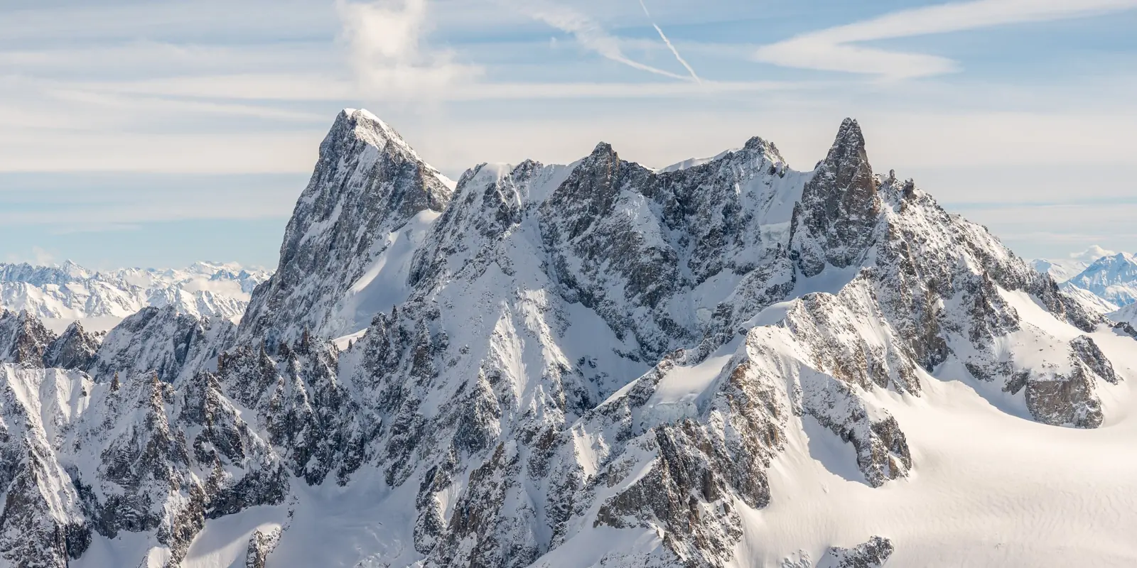 Aiguilles enneigées du massif du Mont-Blanc au-dessus de la vallée de Chamonix