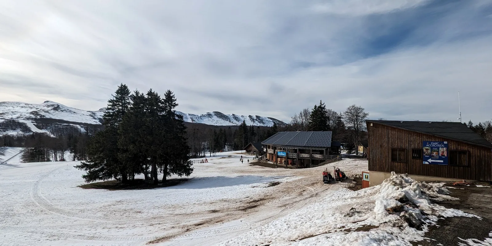 Front de neige d'une station familiale entourée de sapins