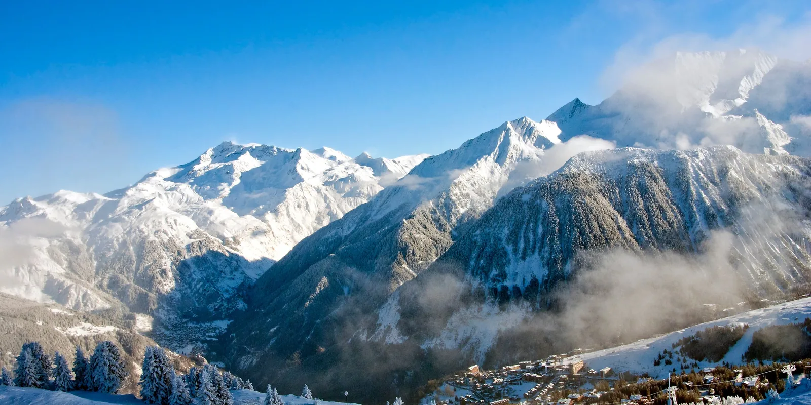 Sommets enneigés au-dessus de La Plagne en Savoie
