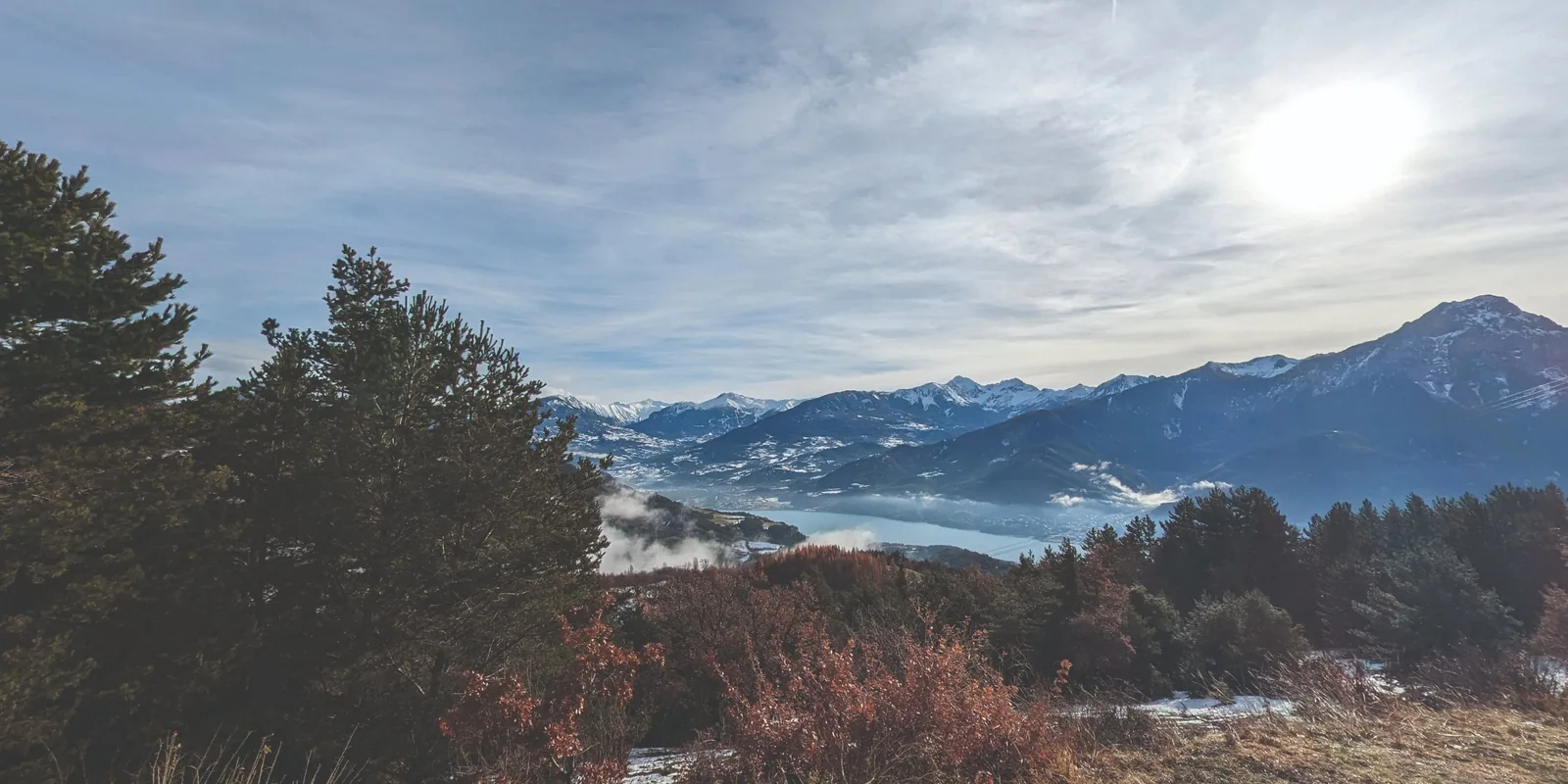 Lac de Serre-Ponçon et sommets enneigés vus depuis les hauteurs
