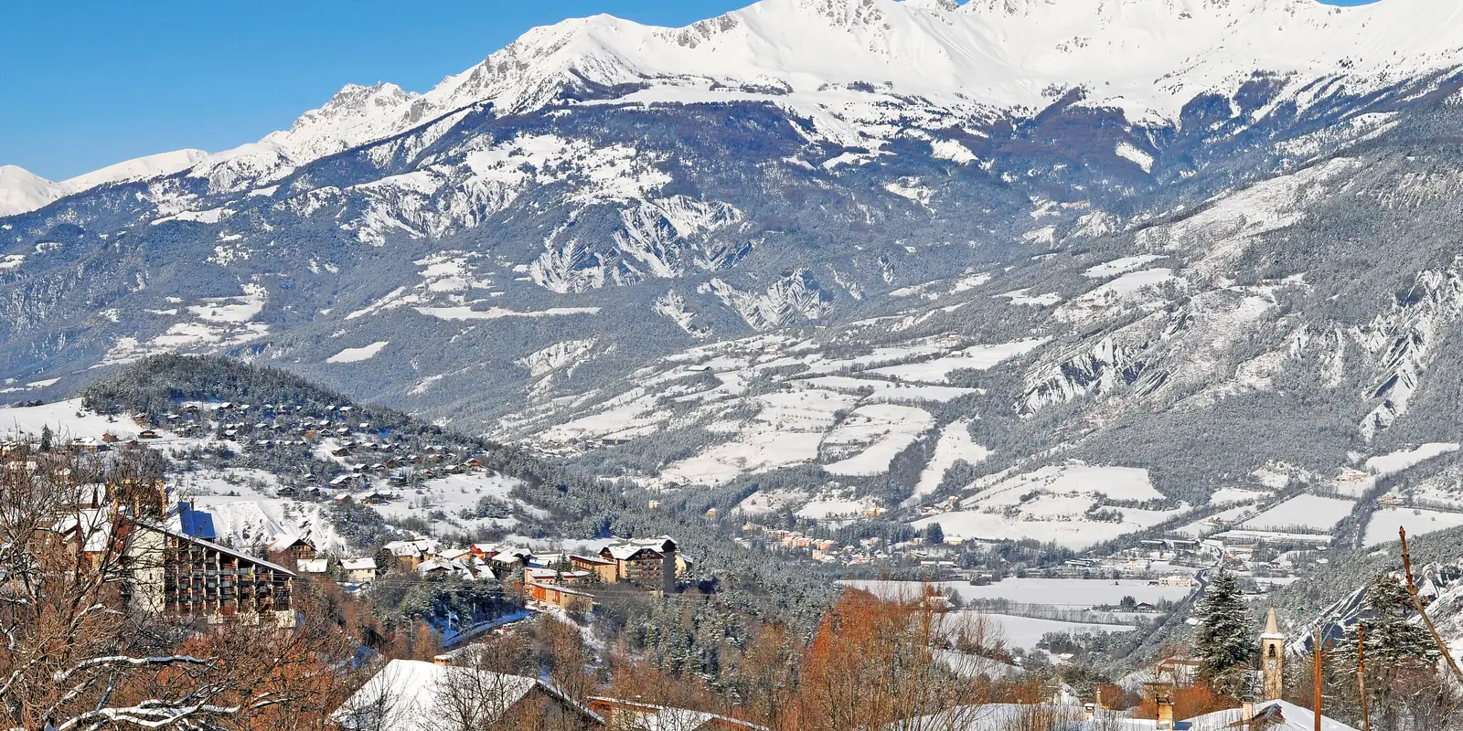 Station du Sauze et montagnes enneigées de la vallée de l'Ubaye