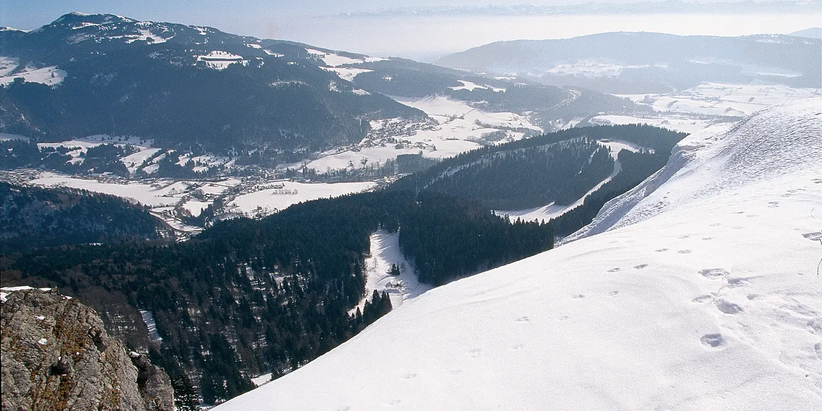 Vue sur les vallées enneigées du Haut-Doubs depuis le Mont d'Or à Métabief