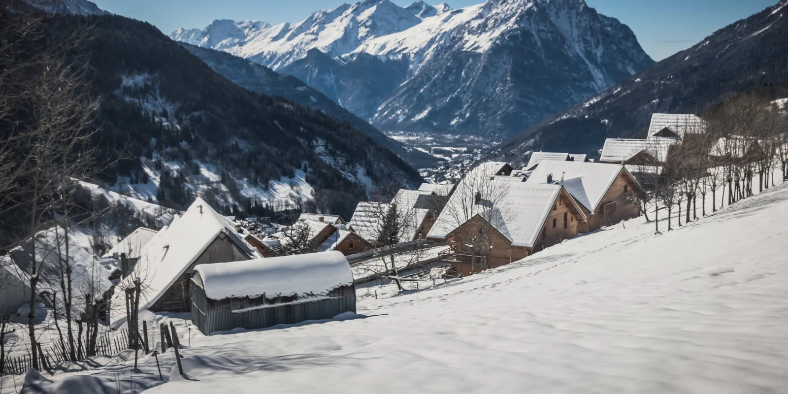 Village de montagne enneigé dans l'Oisans en Isère